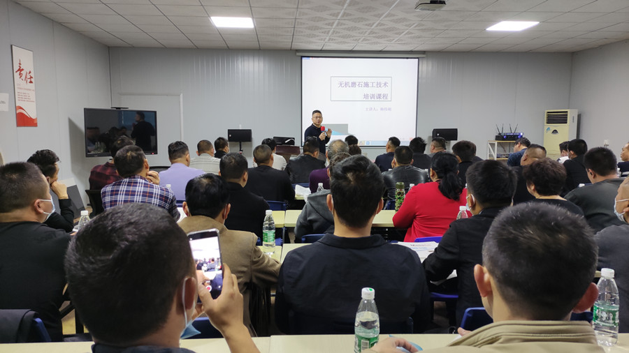 學(xué)員認(rèn)真聽澳恒楊總講解理論知識
