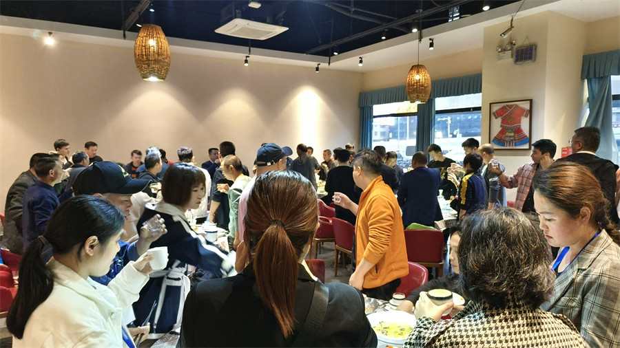 學員聚餐，相互討論交流